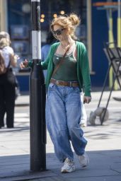 Isla Fisher & Erica Packer Enjoy Casual Lunch in Notting Hill 04.29.2025