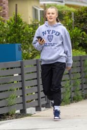 Jojo Siwa Takes a Stroll Before Dance Rehearsal 05.01.2025