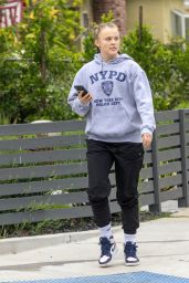 Jojo Siwa Takes a Stroll Before Dance Rehearsal 05.01.2025