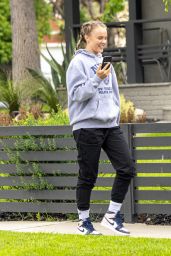 Jojo Siwa Takes a Stroll Before Dance Rehearsal 05.01.2025