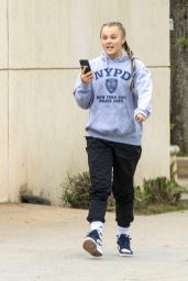 Jojo Siwa Takes a Stroll Before Dance Rehearsal 05.01.2025