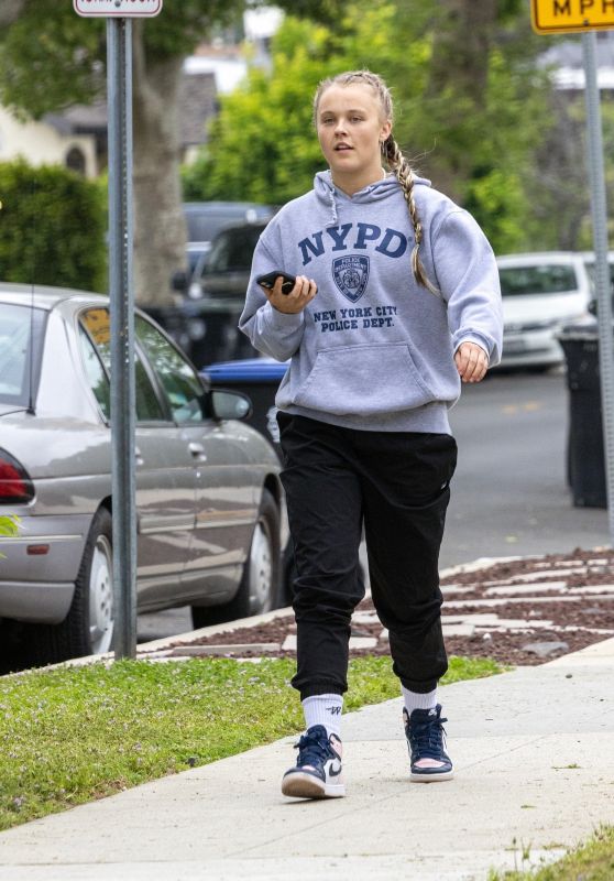 Jojo Siwa Takes a Stroll Before Dance Rehearsal 05.01.2025