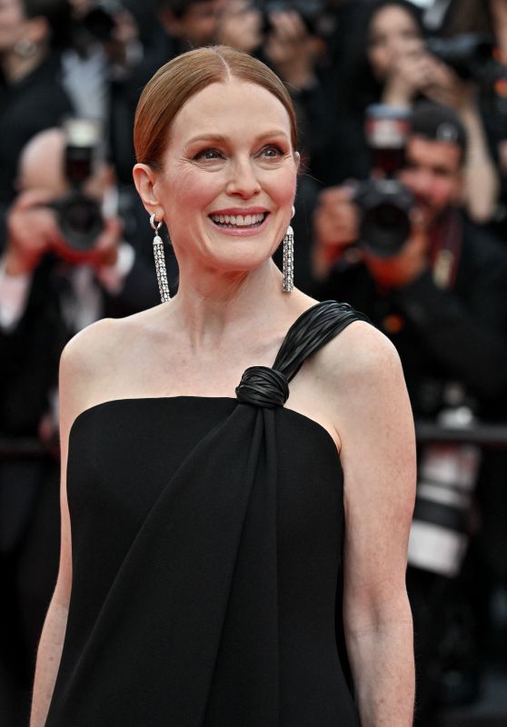 Julianne Moore Black Bottega Veneta Cannes 2025 Moment