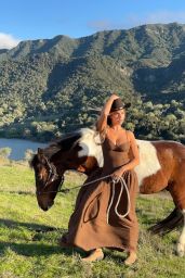 Kara Del Toro Showcases Lounge Dust & Daisies 2025