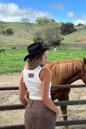 Kara Del Toro Showcases Lounge Dust & Daisies 2025