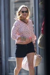 Kate Moss Enjoys a Stroll in Notting Hill 05.04.2025
