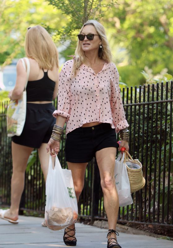 Kate Moss Enjoys a Stroll in Notting Hill 05.04.2025