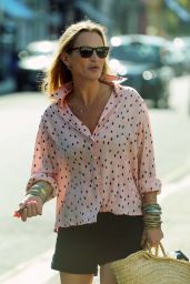 Kate Moss Enjoys a Stroll in Notting Hill 05.04.2025