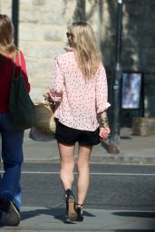 Kate Moss Enjoys a Stroll in Notting Hill 05.04.2025