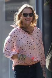 Kate Moss Enjoys a Stroll in Notting Hill 05.04.2025