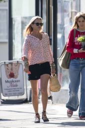Kate Moss Enjoys a Stroll in Notting Hill 05.04.2025