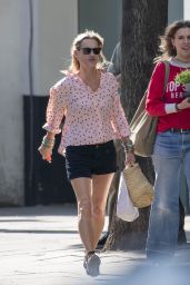 Kate Moss Enjoys a Stroll in Notting Hill 05.04.2025