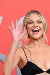 Kelsea Ballerini Nails Timeless Glam at 2025 ACM Awards