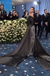 Kylie Jenner Walks 2025 Met Gala Carpet