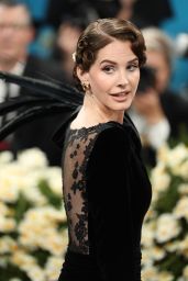 Lana Del Rey Nods to Love With Alligator Hairpin at Met Gala 2025