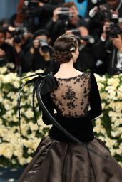 Lana Del Rey Nods to Love With Alligator Hairpin at Met Gala 2025