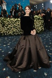 Lana Del Rey Nods to Love With Alligator Hairpin at Met Gala 2025