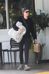 Lisa Rinna Keeps It Casual at Beverly Glen Mall