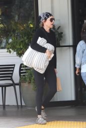 Lisa Rinna Keeps It Casual at Beverly Glen Mall