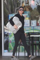 Lisa Rinna Keeps It Casual at Beverly Glen Mall