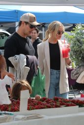 Margot Robbie, Tom Ackerley Enjoy Los Angeles Farmers Market