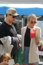 Margot Robbie, Tom Ackerley Enjoy Los Angeles Farmers Market