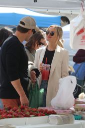 Margot Robbie, Tom Ackerley Enjoy Los Angeles Farmers Market