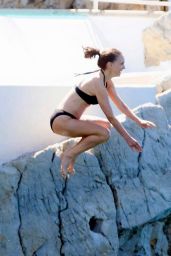 Natalie Portman rocks black bikini in Cannes 2025