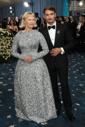 Pamela Anderson Channels Classic Glam at Met Gala