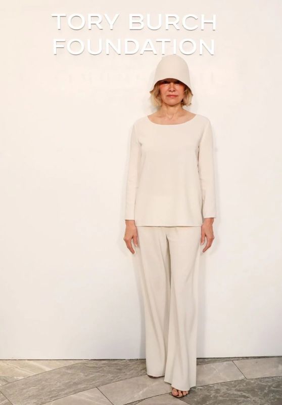 Pamela Anderson Honors Martha Stewart