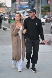 Peta Murgatroyd & Maksim Chmerkovskiy Share Sweet Moment on Date Night