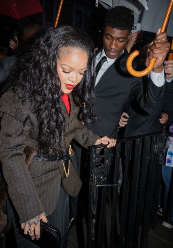 Rihanna’s Chic Arrival at Met Gala Chair Dinner