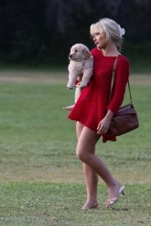 Sabrina Carpenter Wears Loewe Bag in Hollywood Hills 2025