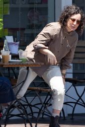 Sara Gilbert Enjoys a Business Lunch in Burbank 05.07.2025