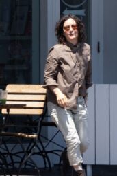 Sara Gilbert Enjoys a Business Lunch in Burbank 05 07 2025