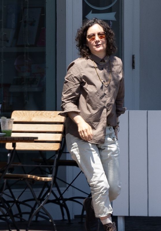 Sara Gilbert Enjoys a Business Lunch in Burbank 05.07.2025