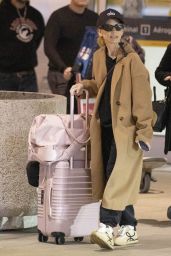 Sarah Michelle Gellar Arrives in Toronto for Film Shoot
