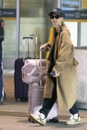 Sarah Michelle Gellar Arrives in Toronto for Film Shoot