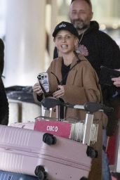 Sarah Michelle Gellar Arrives in Toronto for Film Shoot
