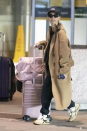 Sarah Michelle Gellar Arrives in Toronto for Film Shoot