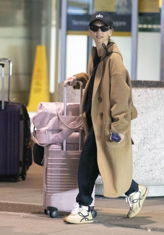 Sarah Michelle Gellar Arrives in Toronto for Film Shoot