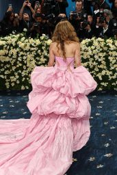 Shakira Reveals Rihanna Pregnancy at Met Gala 2025