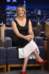 Abby Elliott Unveils Playful Chic on 'The Tonight Show'