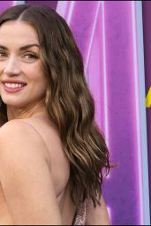 Ana de Armas: "Action, Mit Anmut" for Moments