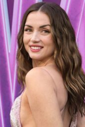 Ana de Armas: "Action, Mit Anmut" for Moments
