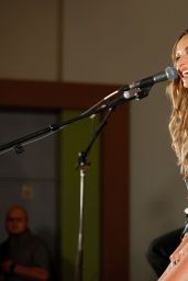 Carly Pearce Unveils Bold Floral at Pop-Up