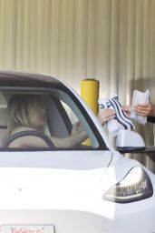 Courtney Stodden stops by Starbucks 05.29.2025