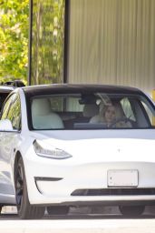 Courtney Stodden stops by Starbucks 05.29.2025