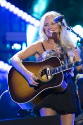 Deana Carter Performs with Grit at CMA Fest 2025