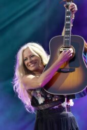 Deana Carter Performs with Grit at CMA Fest 2025